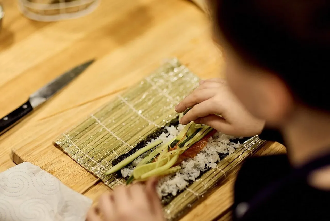 Zawijanie rolki sushi na macie