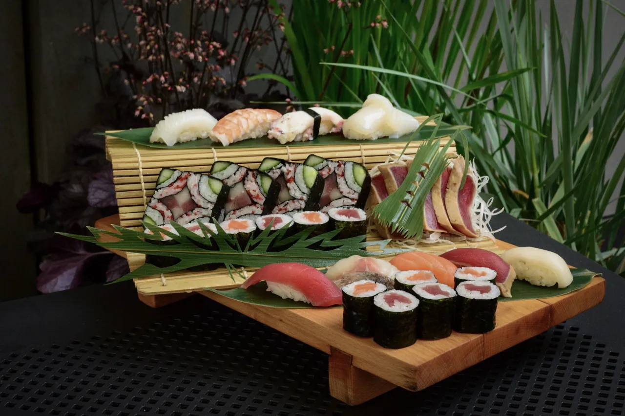 Zestaw sushi na drewnianym stojaku