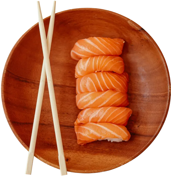 Nigiri z łososiem na drewnianym talerzu